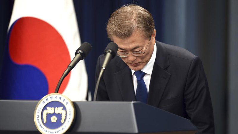 Fotografija: South Korea's new President Moon Jae-In bows during a press conference at the presidential Blue House in Seoul on May 10, 2017. / AFP PHOTO / AFP PHOTO AND POOL / JUNG Yeon-Je /// > hi there.>.> Here is 8th photo of total 9 pool pix from AFP Seoul.>.>.South Korea's new President Moon Jae-In bows during a press conference.at the presidential Blue House in Seoul on May 10, 2017. / AFP PHOTO /.AFP PHOTO AND POOL / JUNG Yeon-Je.>.>.> Cheers, JUNG.>.>.> JUNG Yeon-Je.> AFP Photographer.> 18F Kyobo Building, Jongro 1-ga, Jongro-gu,.> Seoul, 110-714, South Korea.>.> Tel +82 2 3703 3810.> Fax +82 2 737 6598.> Mobile +82 10 5668 5668.>.>.