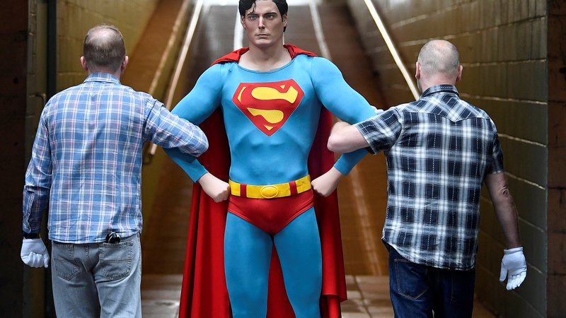Fotografija: Employees pose as they carry the Superman costume worn by Christopher Reeve from the 1978 and 1980 films which goes on display at the IMAX before being auctioned later this month in London, Britain, September 6, 2018. REUTERS/Toby Melville