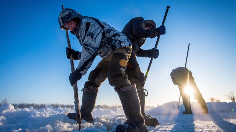 Fotografija: (FILES) In this file photo taken on November 27, 2018 villagers harvest ice from a local lake near the settlement of Oy, some 70 km south of Yakutsk, with the air temperature at about minus 41 degrees Celsius. - Many people in the Sakha (Yakutia) Republic depend on melted water as there is no other way to supply water due to extremely cold winter temperatures in the permafrost-covered region. (Photo by Mladen ANTONOV / AFP)