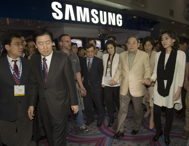 Predsednik uprave Samsung Electronics Lee Kun-hee s hčerama Lee Boo-jin in Lee Seo-hyun, ki imata v podjetju izvršni funkciji. Očeta bo nasledil sin Jay Y. Lee, ki je trenutno podpredsednik družbe. Foto Reuters