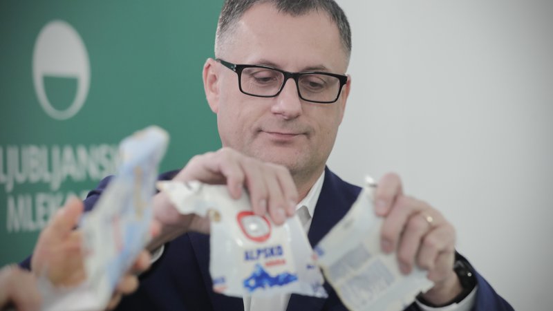 Fotografija: Tomaž Žnidarič, direktor Ljubljanskih mlekarn, med predstavitvijo reciklaže embalaže Tetra pak v Ljubljanskih mlekarnah. Foto Uroš Hočevar