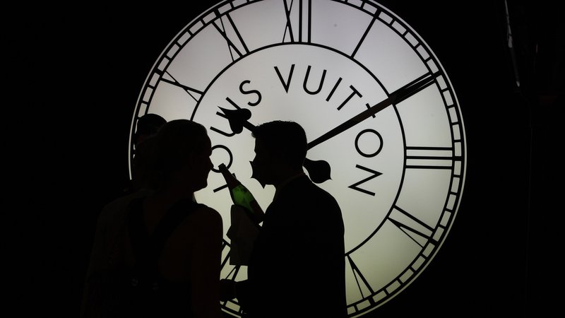 Fotografija: A volunteer holds a bottle of sparkling wine next to a Louis Vuitton advertisement installation during a reopening event at the KaDeWe (Kaufhaus des Westens) luxury department shopping store in Berlin September 25, 2012. Picture taken September 25, 2012. REUTERS/Tobias Schwarz (GERMANY - Tags: ENTERTAINMENT SOCIETY) - BM2E89Q1GLE01