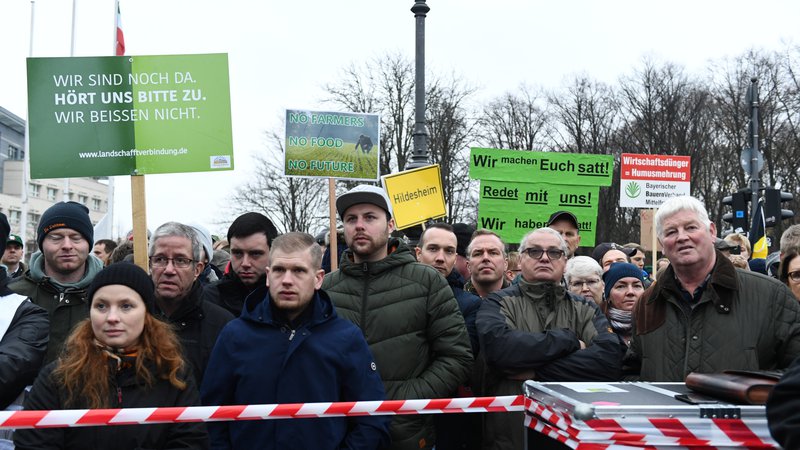 Fotografija: People listen as German Agriculture Minister Julia Kloeckner speaks on the podium during a farmers' demonstration at Brandenburg Gate against the agricultural policies of the federal government, in Berlin, Germany, November 26, 2019. REUTERS/Annegret Hilse - RC22JD9DLEO8