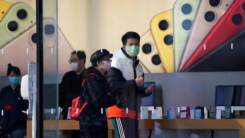 Fotografija: People wearing protective masks are seen in an Apple Store, as China is hit by an outbreak of the new coronavirus, in Shanghai, China, January 29, 2020. Picture taken January 29, 2020. REUTERS/Aly Song
