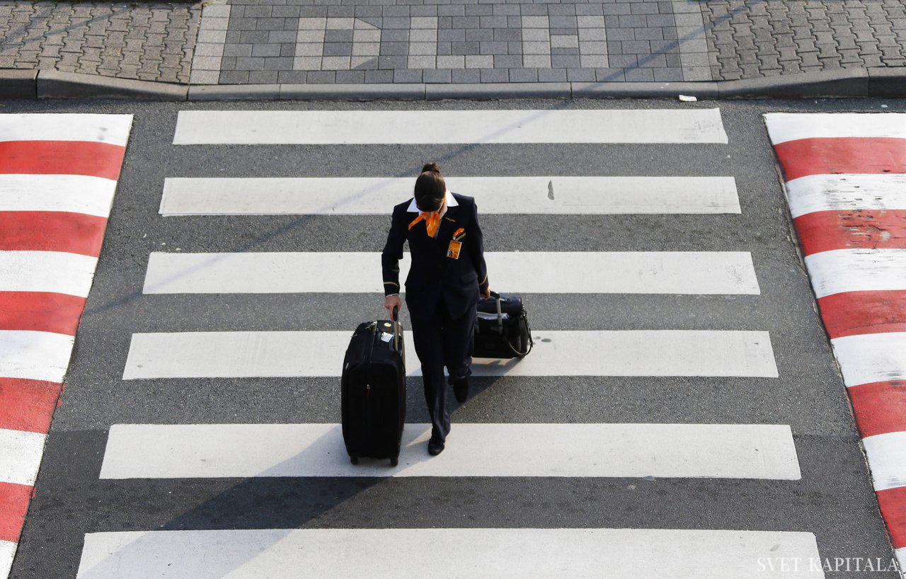 Fotografija: A Lufhansa flight attendant walks across a pedestrian crossing during a strike at the Frankfurt airport, in Frankfurt September 5, 2014. Lufthansa was counting the cost of a second pilots' strike in a week on Friday, which forced the German airline to cancel just over 200 flights from Frankfurt airport, Europe's third largest hub. REUTERS/Ralph Orlowski (GERMANY - Tags: TRANSPORT BUSINESS EMPLOYMENT SOCIETY) - GM1EA9605Q101