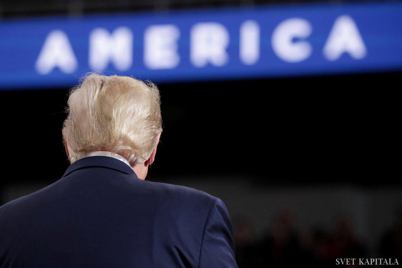 Fotografija: Trump je v svojih prvih treh letih na oblasti vodil trgovinske vojne s pomembnimi partnericami in po raziskavi Occama je velik del težav ameriške proizvodnje prav posledica tega. FOTO: Jonathan Ernst Reuters