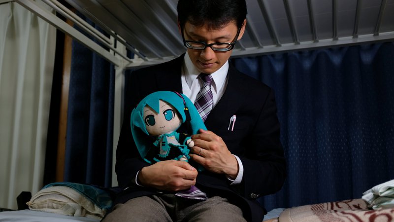 Fotografija: Akihiko Kondo, 35, poses for a photograph with a doll modelled after virtual reality singer Hatsune Miku, wearing their wedding rings, at his apartment after marrying her in Tokyo, Japan November 9, 2018. Picture taken November 9, 2018.  REUTERS/Kwiyeon Ha - RC198773CE30