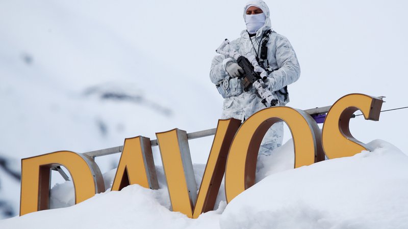 Fotografija: A Swiss police officer observes the surrounding area from atop the roof of the Davos Congress Hotel ahead of the World Economic Forum (WEF) annual meeting in Davos, Switzerland, January 21, 2019. REUTERS/Arnd Wiegmann