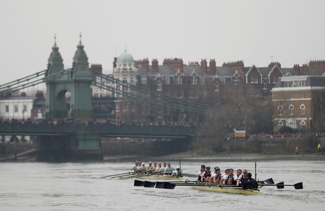Biti član veslaške ekipe na britanski univerzi je prednost tudi pri iskanju službe. Foto Reuters
