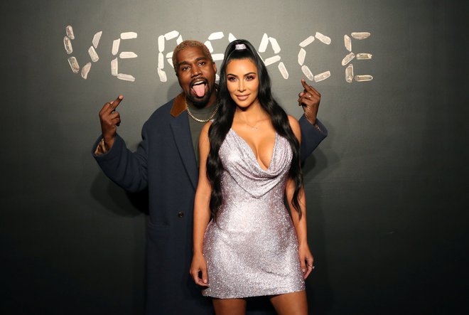 Kanye West in Kim Kardashian na dogodku Versace. Foto REUTERS
