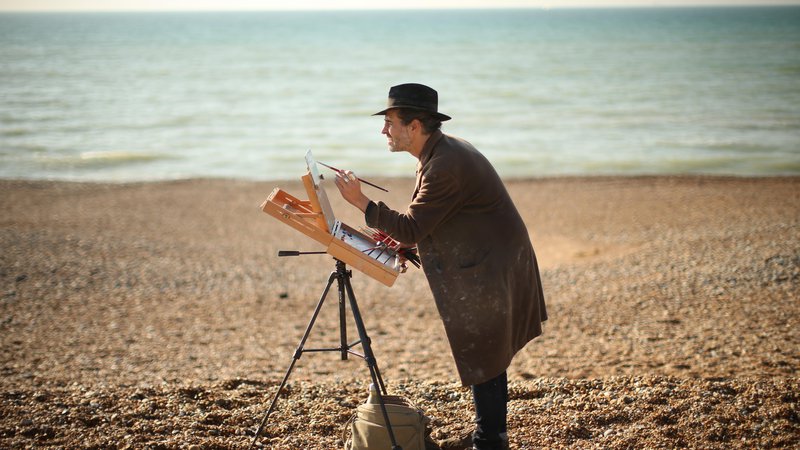 Fotografija: Slikar s peščene obale. Brighton, Anglija, Velika Britanija 16.oktobra 2018.
[slikarji,umetniki,umetnost in kultura,ustvarjanje,narava,morje,obala,plaža,narava,tradicija,tradicionalna oblačila,prosti čas,sprostitev,antistres,Brighton,Anglija,Velika Britanija,motivi]