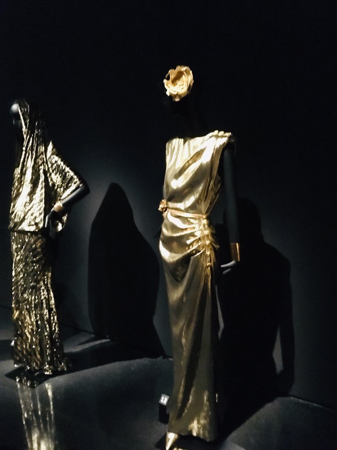 Zlati obleki, razstavljeni v marakeškem muzeju YSL; leva je iz kolekcije Visoka moda, jesen/zima 1986, desna pa iz kolekcije pret-a-porter, jesen/zima 1991. Foto Aleš Čakš
