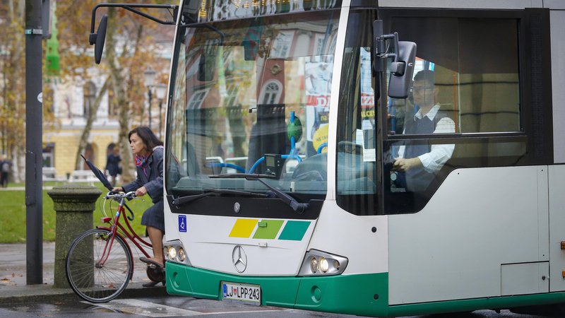 Fotografija: Lani je v Sloveniji z avtobusi potovalo manj potnikov kot leto prej. Foto: Jože Suhadolnik/Delo