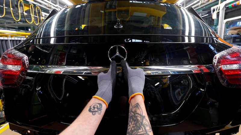 Fotografija: Še pika na i in zvezda Mercedesa je pritrjena na luksuzni model A-klase v tovarni v nemškem Rastattu. Foto: Reuters