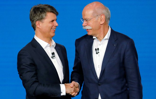 Harald Kruger, šef BMW in Dieter Zetsche, šef Daimlerja ob podpisu milijardo težkega zavezništva v Berlinu. Foto: Reuters