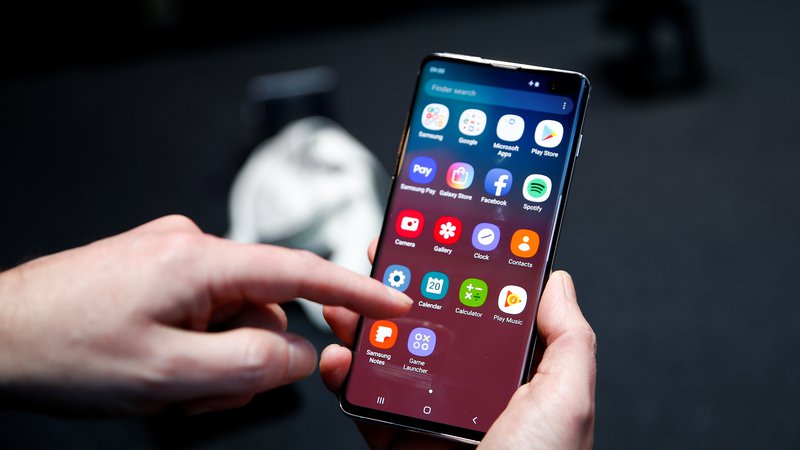 Fotografija: Aplikacijo Clock si lahko prenese vsak uporabnik Samsungovih pametnih telefonih. A prava težava bo, ko bo dizajne mogoče prenesti tudi na pametno uro. Foto: Reuters