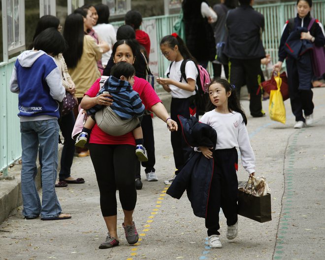 V Hong Kongu vsako osmo gospodinjstvo in vsako tretje z otroki običajno zaposluje tujo gospodinjo. Foto: Reuters