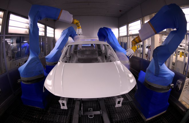 A car body is painted in a production line at the Volkswagen plant in Wolfsburg, Germany March 1, 2019. Picture taken March 1, 2019. REUTERS/Fabian Bimmer - RC1D4F4DEE10
