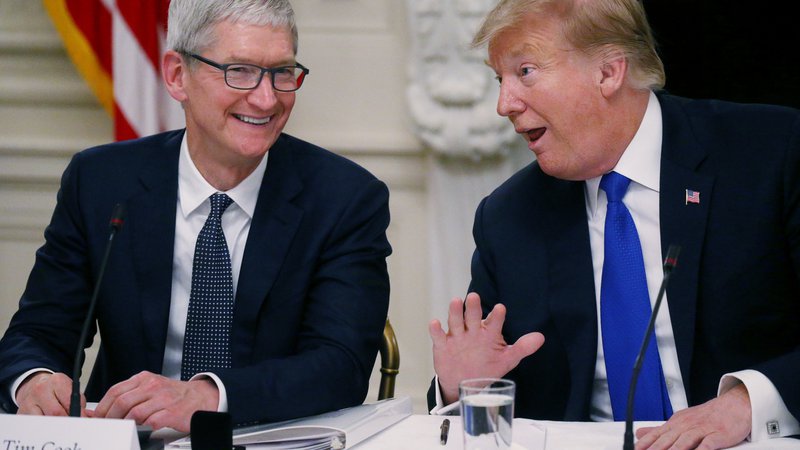 Fotografija: Je Trump postal uspešen, ker je podjetje poimenoval po sebi? Generalni direktor Applea Tim Cook pa je na čelu družbe, ker moški s kratkimi imeni pogosteje zasedejo vodilni položaj? Foto Reuters
