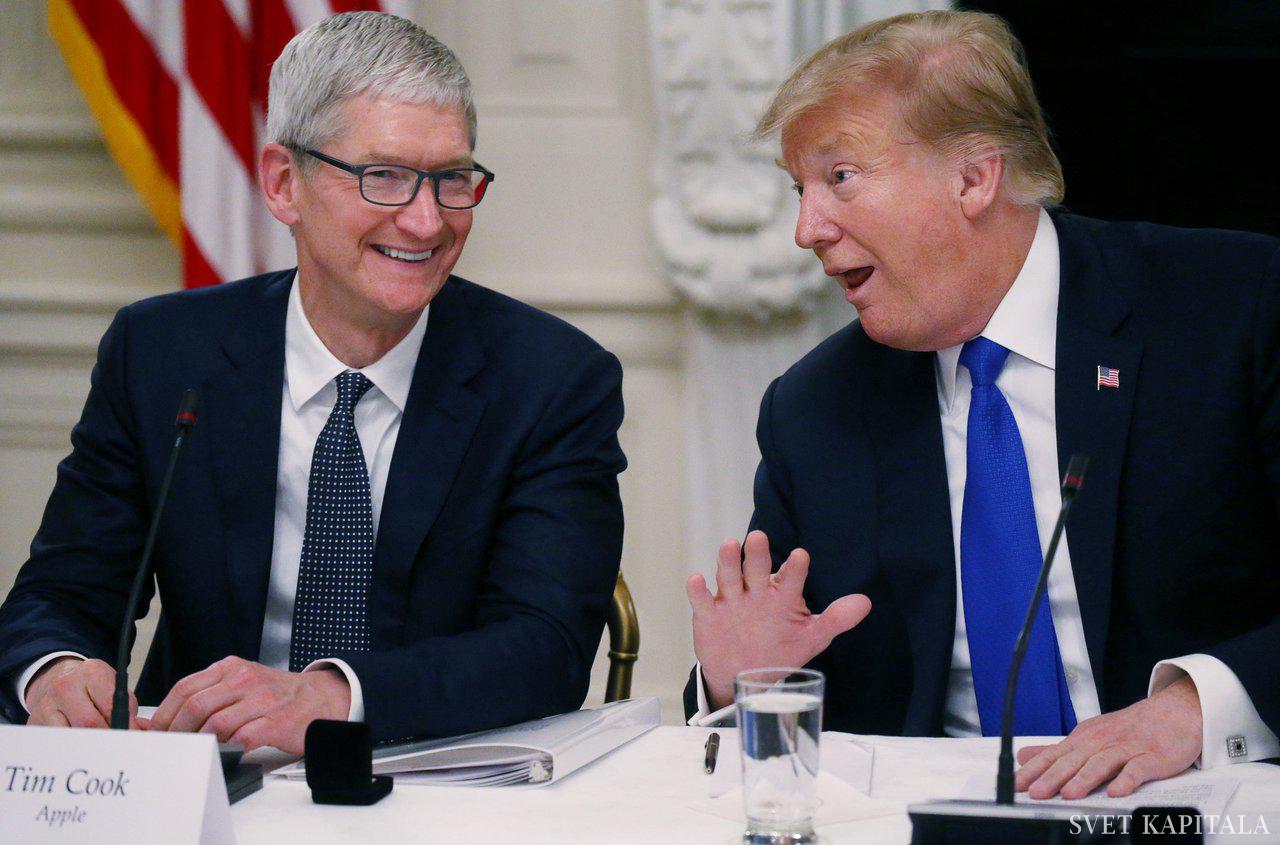 Fotografija: Je Trump postal uspešen, ker je podjetje poimenoval po sebi? Generalni direktor Applea Tim Cook pa je na čelu družbe, ker moški s kratkimi imeni pogosteje zasedejo vodilni položaj? Foto Reuters
