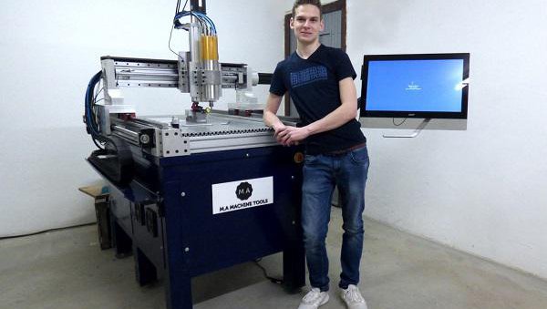 Fotografija: Anže Meglič in njegov CNC stroj. Foto: Osebni arhiv
