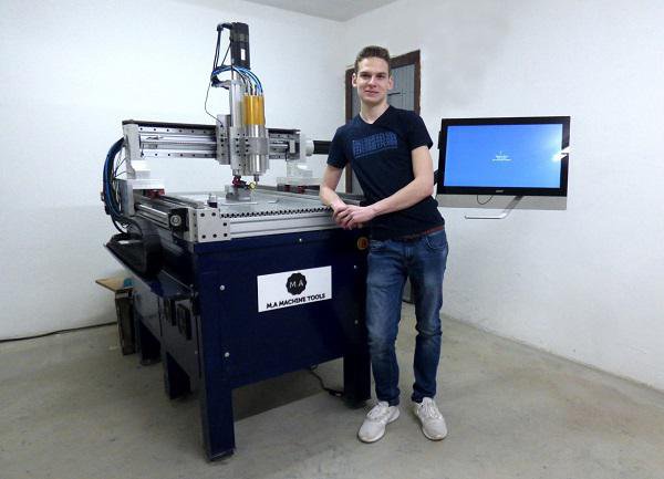 Anže Meglič in njegov CNC stroj. Foto: Osebni arhiv
