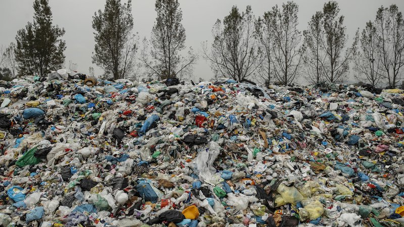 Fotografija: Po ocenah znanstvenikov na svetu letno proizvedejo več kot 300 milijonov ton plastike, več kot 5000 milijard kosov plastike pa konča v oceanih. Foto: Uroš Hočevar/Delo