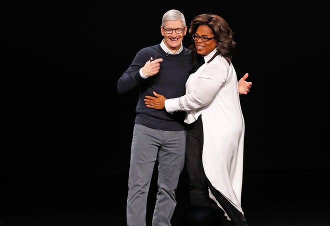 Tim Cook in Oprah Winfrey na odru znamenitega Steve Jobs Theatre v Cupertinu. Foto: Reuters