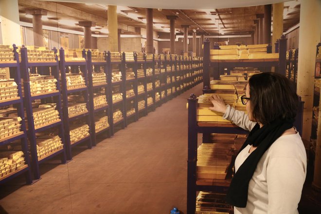 »Okoli 400.000 zlatih palic je uskladiščenih v trezorjih pod mestom, kjer pravkar stojite,« piše na enem od panojev v Muzeju Banke Anglije. Foto Milan Ilić