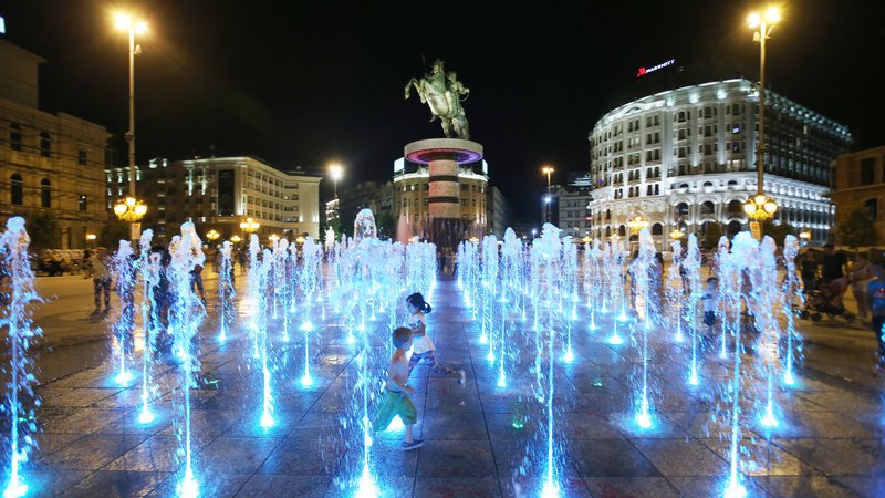 Fotografija: Vodnjak pred kipom Aleksandra Velikega in Hotel Marriott na Ploščadi Makedonija v središču Skopja. Foto: Delo
