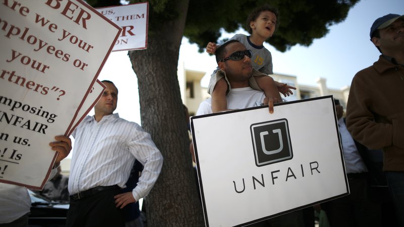 Fotografija: Taksisti, ki nudijo prevoze na zahtevo prek platforme Uber na eni od stavk zaradi slabih delovnih pogojev. Foto Reuters