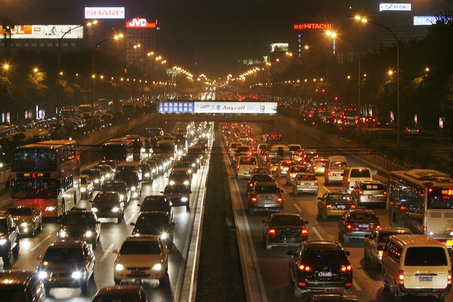 kitajska vlada špijoniranje nad električnimi avtomobili  opravičuje, češ, da želi vedeti, ali ljudje dejansko vozijo električne avtomobile, saj nameravajo zgraditi celotno polnilno infrastrukturo.