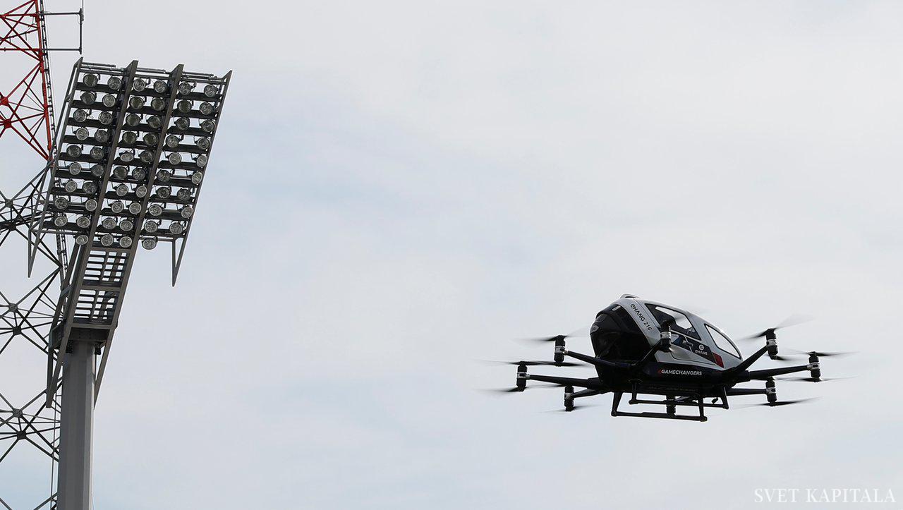 Fotografija: Avtonomno leteče prevozno sredstvo lahko dva potnika v pol ure prepelje tudi do 70 kilometrov daleč. Potuje lahko s hitrostjo 150 km/uro. Foto: Reuters