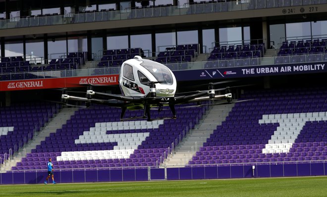 Tudi Avstrijci ne počivajo v tehnološki bitki in stopajo v dirko za razvoj in izdelavo manjših brezpilotnih dronov za prevoz oseb. Foto: Reuters