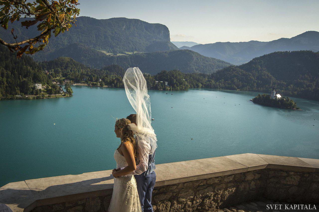 Fotografija: Po sklenitvi pogodbe bo priporočljivo, da zakonca pogodbo pospravita v predal in normalno nadaljujeta s svojim življenjem – v upanju, da predala nikoli ne bo treba odpirati. Foto: Voranc Vogel/Delo