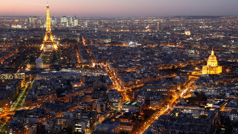 Fotografija: Pariz že ima eno linijo mestnega prometa, in sicer linijo 341, na kateri vozijo samo avtobusi na električni pogon. RATP ima v svoji floti 4700 avtobusov, od tega 140 na biogoriva, 83 pa električnih. Foto: Reuters
