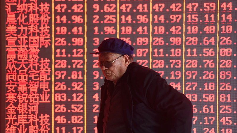 Fotografija: A man stands in front of an electronic board displaying stock information at a brokerage firm in Hangzhou, Zhejiang province, China April 1, 2019. Picture taken April 1, 2019. REUTERS/Stringer  ATTENTION EDITORS - THIS IMAGE WAS PROVIDED BY A THIRD PARTY. CHINA OUT. - RC1985AE0830