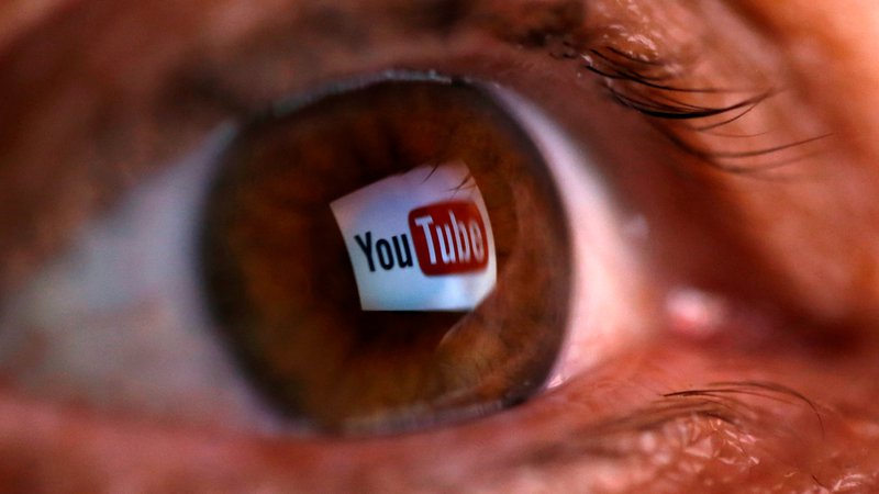 Fotografija: FILE PHOTO: A picture illustration shows a YouTube logo reflected in a person's eye June 18, 2014. The picture was flipped horizontally. REUTERS/Dado Ruvic/Illustration/File photo - RC1430379CA0