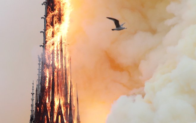 Gradnja mogočne katedrale, ki si jo zadnja leta vsako leto ogleda okoli 13 milijonov turistov, je trajala več stoletij, preživela je kugo, napade poraženih francoskih revolucionarjev, potrese in vojne … Foto: Reuters