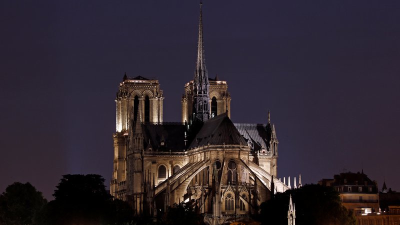 Fotografija: Nočna osvetlitev katedrale Notre Dame. Foto: Reuters