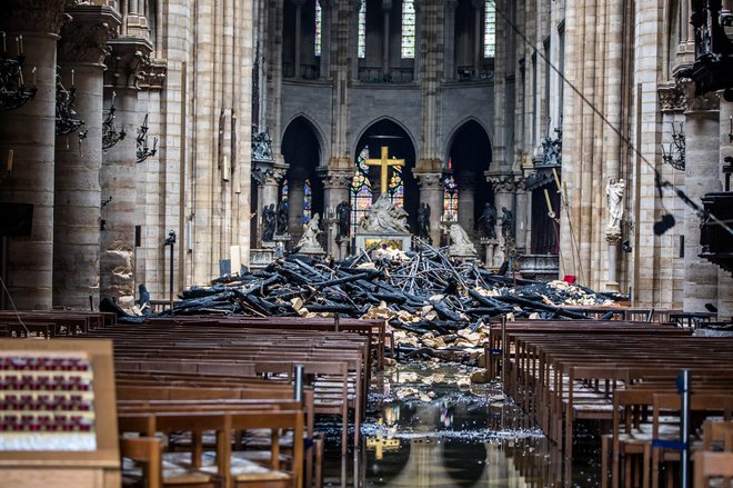Premožnejši Francozi drug za drugim obljubljajo finančna sredstva za obnovo cerkve. Foto: Reuters