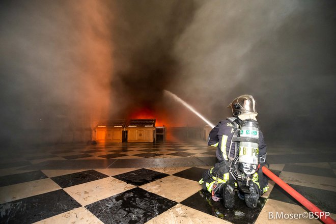 Požar so gasilci uspeli pogasiti šele danes zjutraj, po dvanajstih urah težkega dela, tako da se bo dejansko stanje in cenitev nastale škode zdaj lahko šele zares začela. Foto: Reuters<br />
 