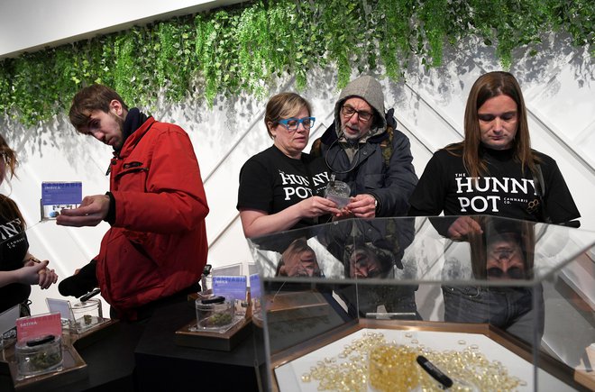 Kupci si z zanimanjem ogledujejo izdelke iz konoplje v prodajalni Hunny Pot Cannabis Co. v Torontu. Foto: Reuters
