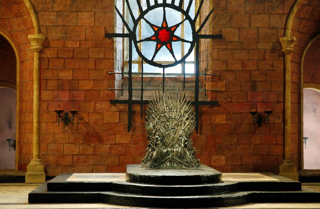 V letu 2020 se bo v Banbridgu odprl tudi veliki studio, kjer bodo lahko obiskovalci pogledali v zakulisje snemanja in se usedli na prestol, s katerega si vsi želijo vladati. Foto: Reuters