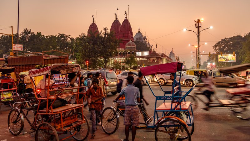 Fotografija: Bazarji so daleč od regulacij in zakonske ureditve, to pa ne pomeni, da jih je malo. Nasprotno, mednarodna organizacija dela ocenjuje, da tako imenovani neformalni sektor oziroma siva ekonomija zajema več kot tri četrtine vseh zaposlitev v Indiji. Foto: Shutterstock