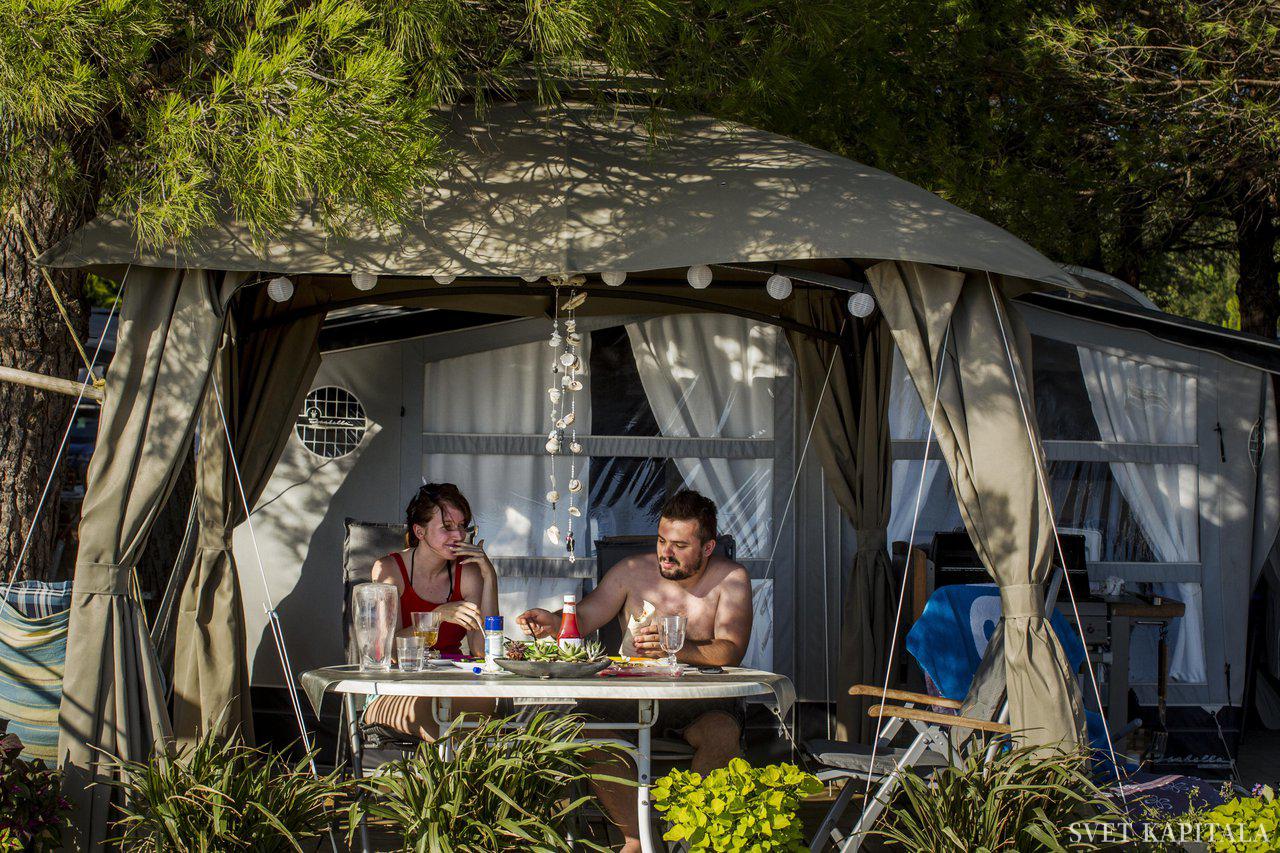 Fotografija: Več kot polovico prenočitev so turisti ustvarili v hotelih, petino v zasebnih apartmajih, 16 odstotkov pa v kampih. Foto: Voranc Vogel/Delo