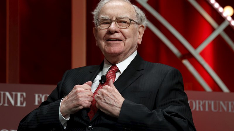 Fotografija: Warren Buffett, chairman and CEO of Berkshire Hathaway, prepares to speak at the Fortune's Most Powerful Women's Summit in Washington October 13, 2015.  REUTERS/Kevin Lamarque/File Photo - RTSE8OE