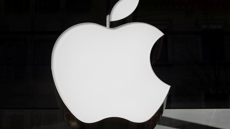 Fotografija: FILE PHOTO: The logo of Apple is seen at a store in Zurich, Switzerland January 3, 2019.   REUTERS/Arnd Wiegmann -/File Photo