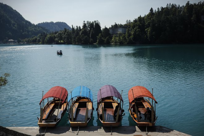 Pletnarji na Blejskem jezeru so dali pobudo za nakup čistilne naprave. Foto: Uroš Hočevar/Delo