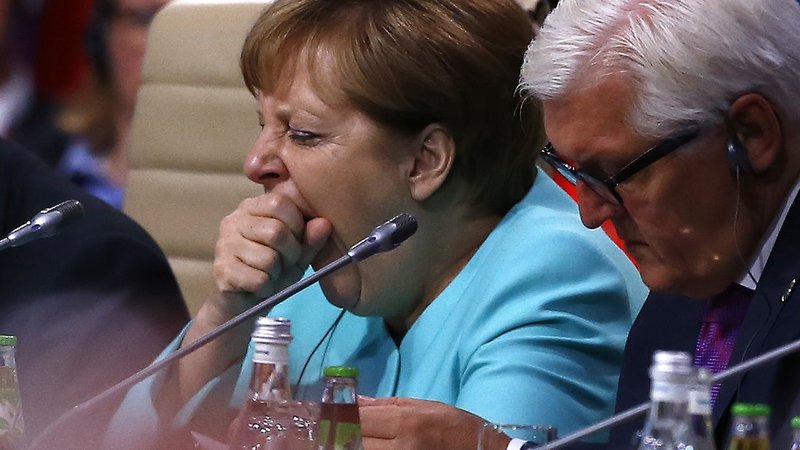Fotografija: Tudi Angela Merkel zeha. Foto: Reuters